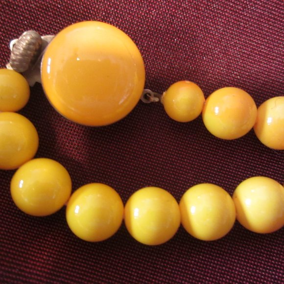 VTG 60'S RETRO CANARY YELLOW PLASTIC BEADS W/ROUND CLASP W/CABOCHON - Picture 5 of 8